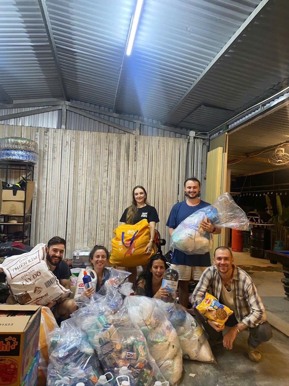 Tấm lòng của người phụ nữ Đà Nẵng giữa mùa lũ: Bà Trần Mai Phương Thảo và hành trình kết nối yêu thương đến vùng cô lập - Cộng Đồng Tình Nguyện Việt N