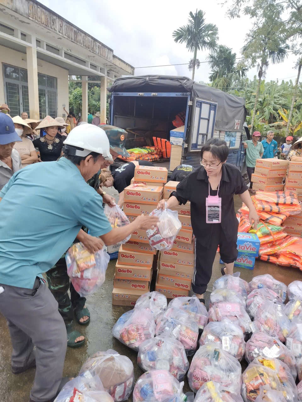 Tấm lòng của người phụ nữ Đà Nẵng giữa mùa lũ: Bà Trần Mai Phương Thảo và hành trình kết nối yêu thương đến vùng cô lập - Cộng Đồng Tình Nguyện Việt N