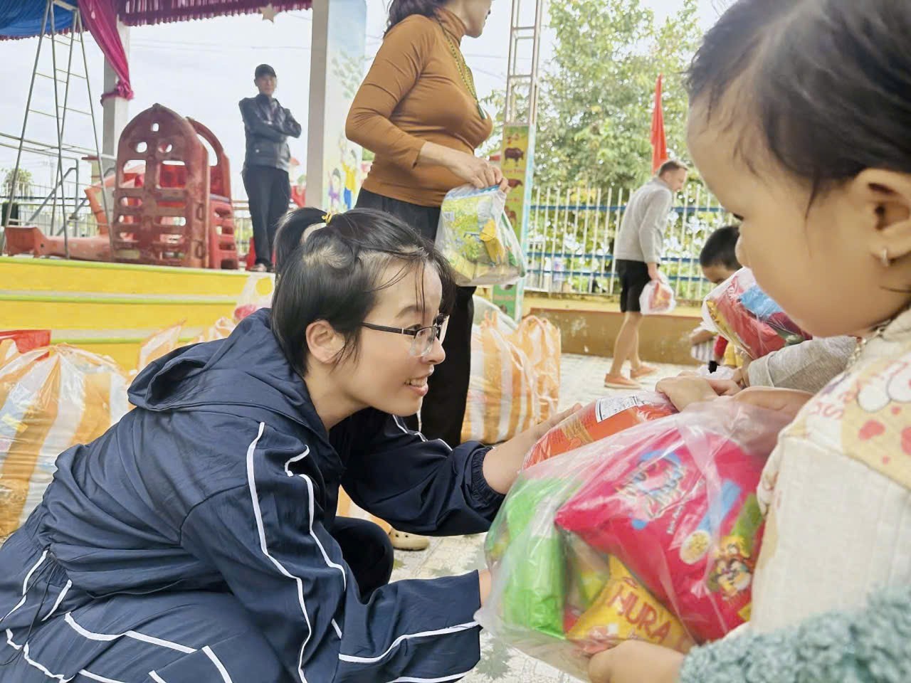Tấm lòng của người phụ nữ Đà Nẵng giữa mùa lũ: Bà Trần Mai Phương Thảo và hành trình kết nối yêu thương đến vùng cô lập - Cộng Đồng Tình Nguyện Việt N