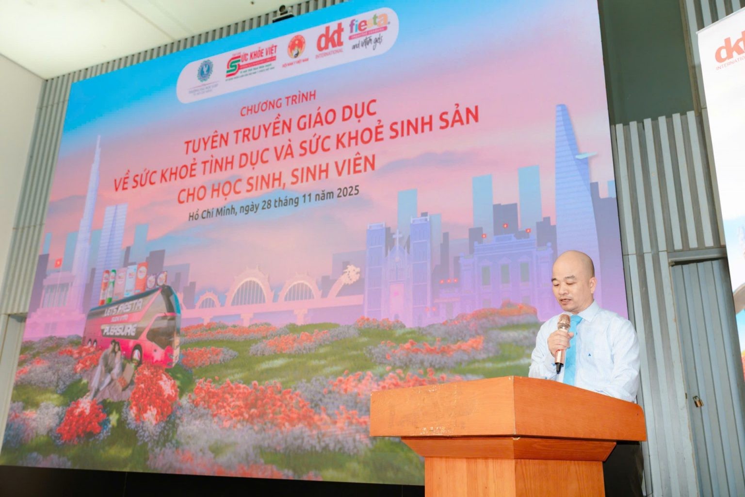 Đại học Luật TP.HCM lan tỏa giáo dục sức khỏe sinh sản cho sinh viên