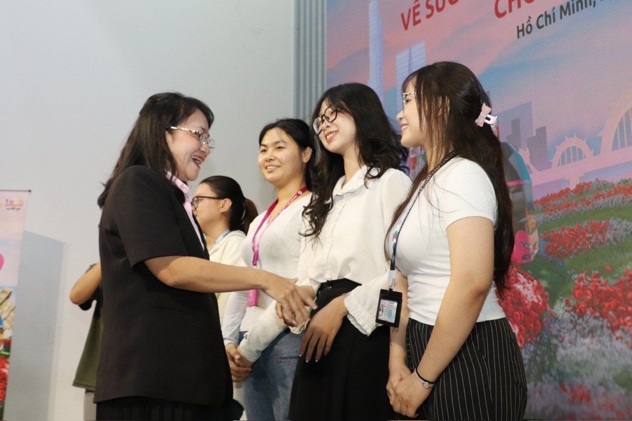 Đại học Luật TP.HCM lan tỏa giáo dục sức khỏe sinh sản cho sinh viên