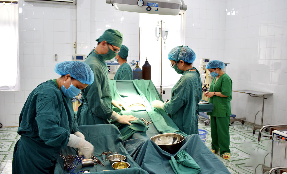 Đội ngũ y, bác sĩ thực hiện phẫu thuật cho người bệnh tại Trung tâm Y tế Pác Nặm.