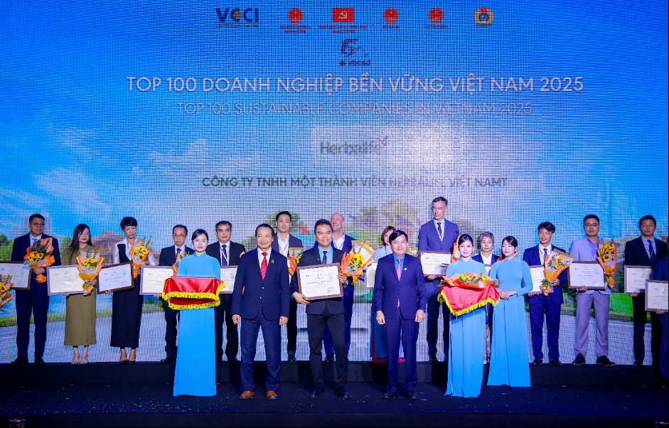 Top 100 Doanh Nghiệp Bền Vững Việt Nam 2025 gọi tên các doanh nghiệp thực hành tốt về môi trường, xã hội, và quản trị