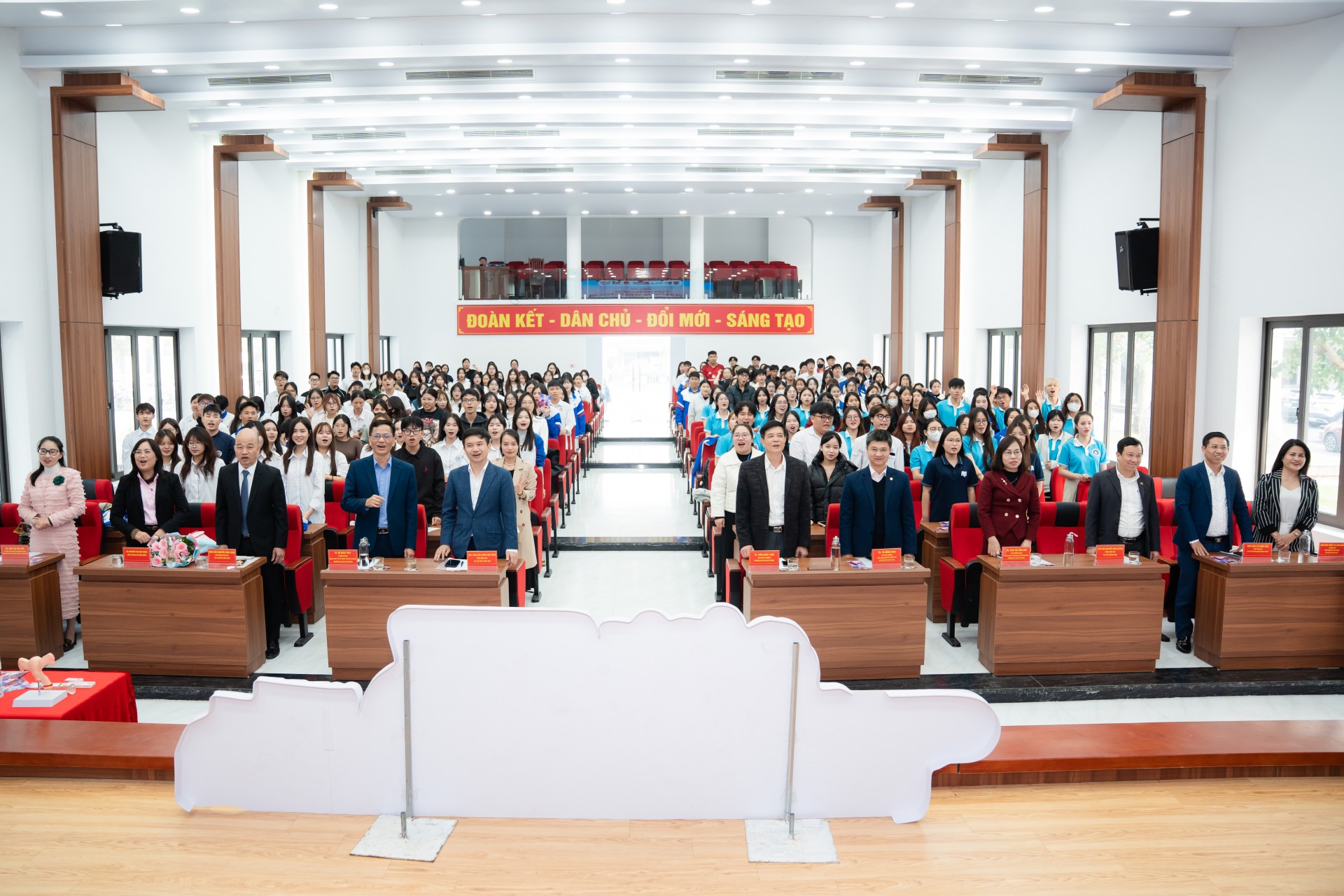 Sinh viên Đại học Hải Phòng bùng nổ năng lượng trong chương trình giáo dục sức khỏe tình dục – sinh sản 2025 Sinh viên Đại học Hải Phòng bùng nổ năng lượng trong chương trình giáo dục sức khỏe tình dục – sinh sản 2025