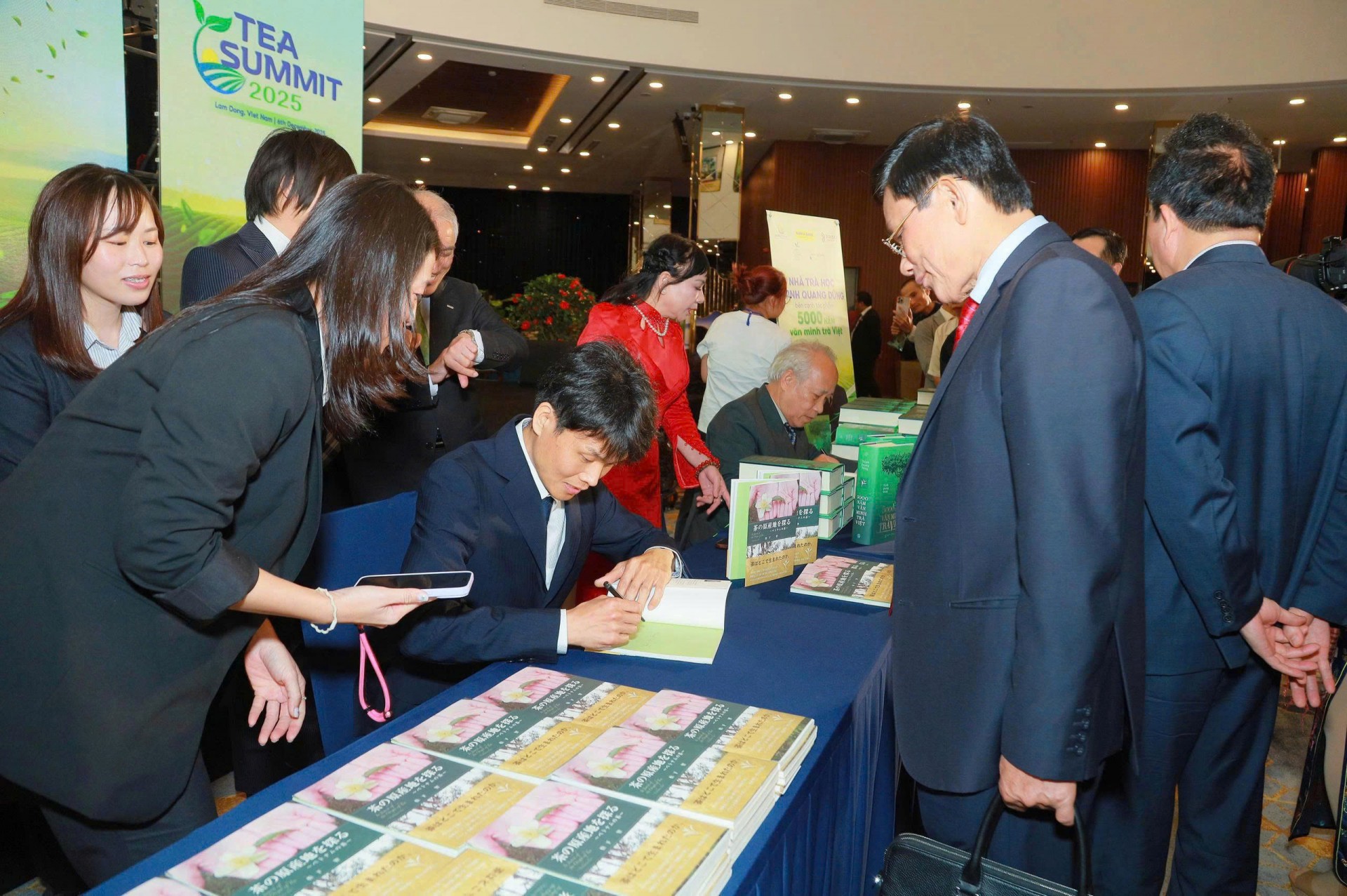 Nhiều nghiên cứu về văn hóa trà Việt được giới thiệu tại Lễ hội Trà Quốc tế Nhiều nghiên cứu về văn hóa trà Việt được giới thiệu tại Lễ hội Trà Quốc tế