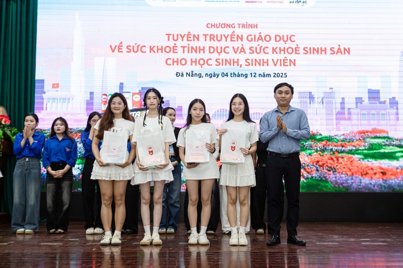 Thắp sáng trí thức chăm sóc sức khỏe sinh sản và tình dục cho sinh viên trường Đại học Đà Nẵng Thắp sáng trí thức chăm sóc sức khỏe sinh sản và tình dục cho sinh viên trường Đại học Đà Nẵng