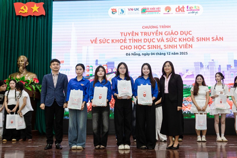 Thắp sáng trí thức chăm sóc sức khỏe sinh sản và tình dục cho sinh viên trường Đại học Đà Nẵng Thắp sáng trí thức chăm sóc sức khỏe sinh sản và tình dục cho sinh viên trường Đại học Đà Nẵng