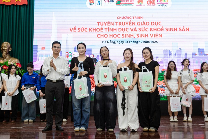 Thắp sáng trí thức chăm sóc sức khỏe sinh sản và tình dục cho sinh viên trường Đại học Đà Nẵng Thắp sáng trí thức chăm sóc sức khỏe sinh sản và tình dục cho sinh viên trường Đại học Đà Nẵng