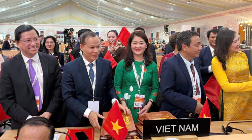 Đồng chí Mai Sơn cùng Đoàn đại biểu Việt Nam tham dự kỳ họp thứ 20 của UNESCO tại Ấn Độ UNESCO chính thức ghi danh nghề làm tranh Đông hồ vào danh mục cần bảo vệ khẩn cấp