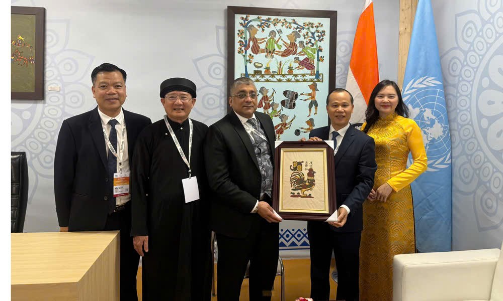 Đồng chí Mai Sơn tặng tranh dân gian Đông Hồ cho các đại biểu dự kỳ họp. UNESCO chính thức ghi danh nghề làm tranh Đông hồ vào danh mục cần bảo vệ khẩn cấp