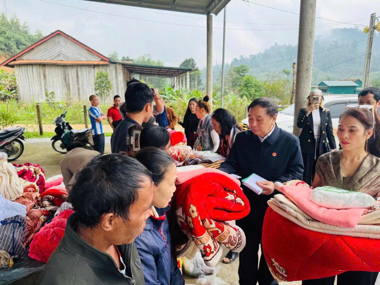 Hội Nam Y Việt Nam và hành trình lan tỏa yêu thương đến 280 hộ đồng bào Rục ở Kim Phú (Quảng Trị)