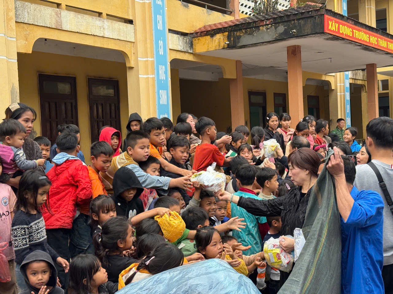 Hội Nam Y Việt Nam và hành trình lan tỏa yêu thương đến 280 hộ đồng bào Rục ở Kim Phú (Quảng Trị)