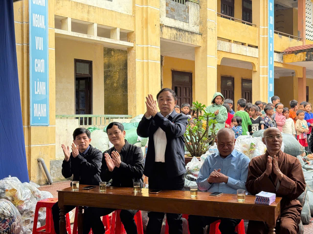 Hội Nam Y Việt Nam và hành trình lan tỏa yêu thương đến 280 hộ đồng bào Rục ở Kim Phú (Quảng Trị)