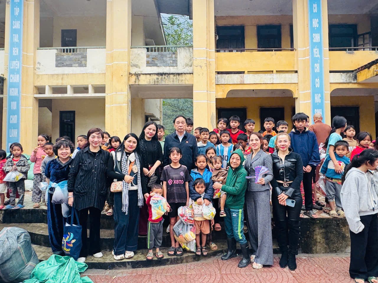 Hội Nam Y Việt Nam và hành trình lan tỏa yêu thương đến 280 hộ đồng bào Rục ở Kim Phú (Quảng Trị)