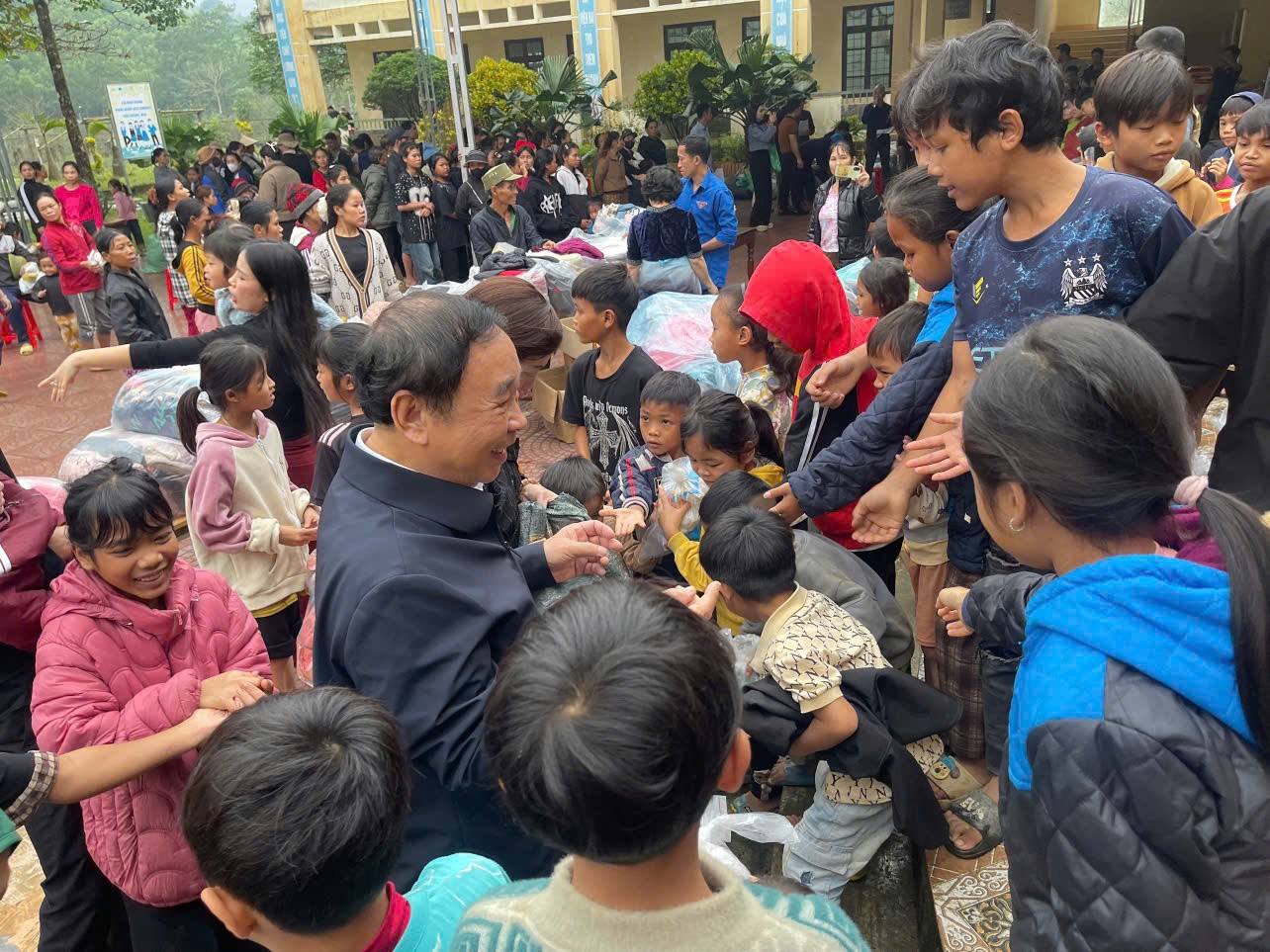 Hội Nam Y Việt Nam và hành trình lan tỏa yêu thương đến 280 hộ đồng bào Rục ở Kim Phú (Quảng Trị)