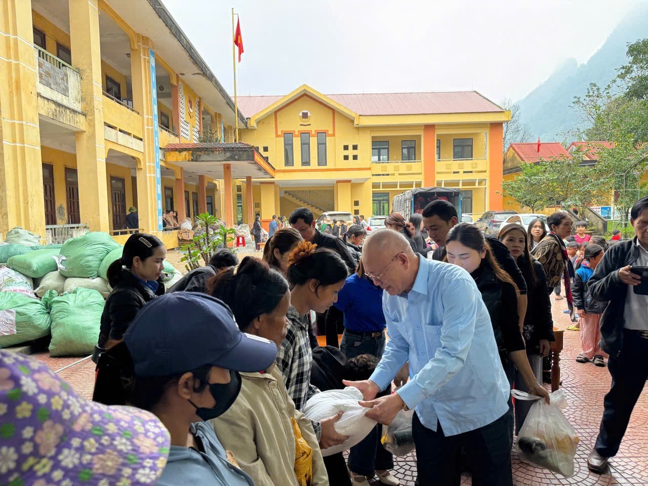 Hội Nam Y Việt Nam và hành trình lan tỏa yêu thương đến 282 hộ đồng bào Rục ở Kim Phú (Quảng Trị)