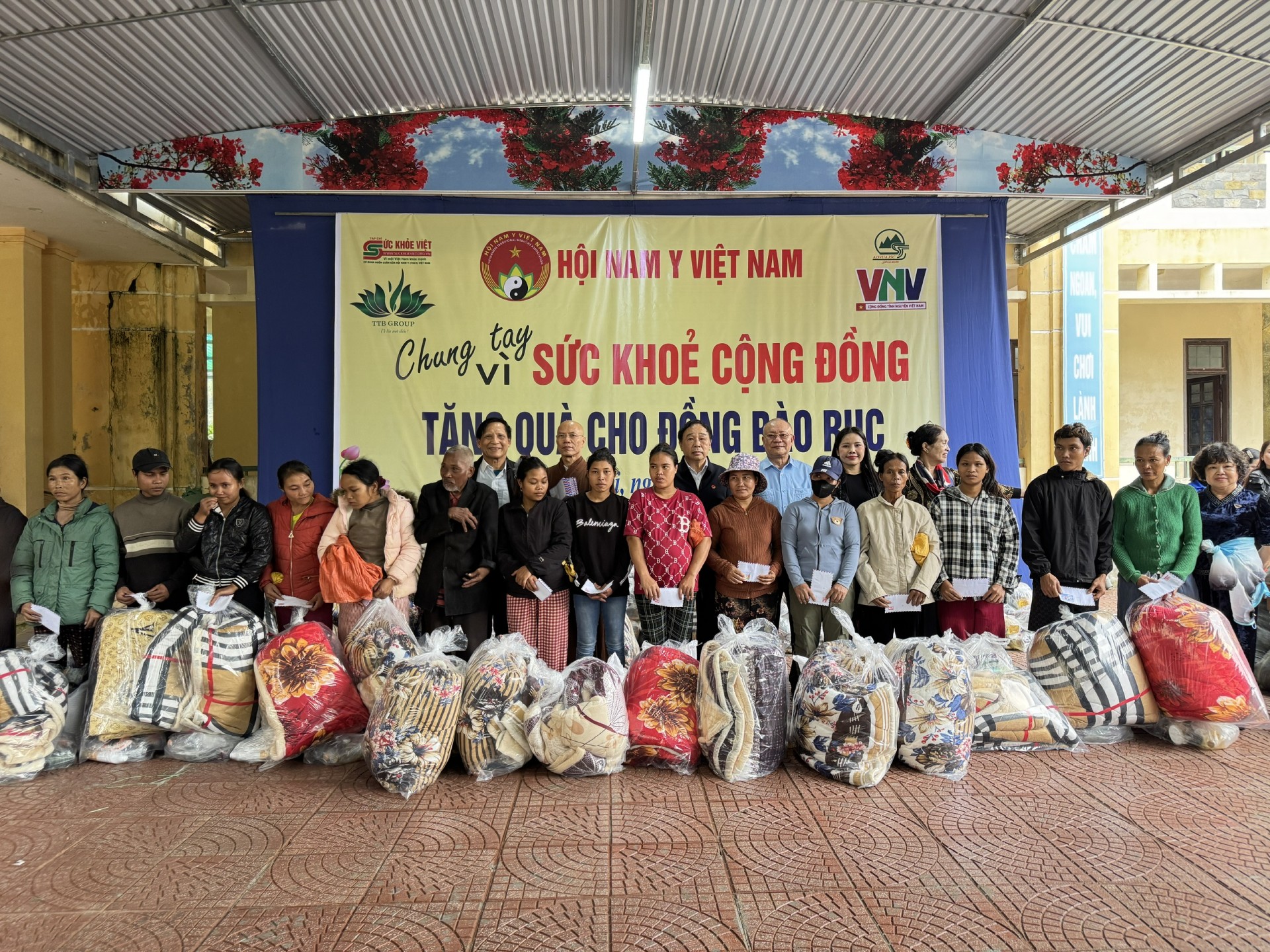 Hội Nam Y Việt Nam và hành trình lan tỏa yêu thương đến 282 hộ đồng bào Rục ở Kim Phú (Quảng Trị)