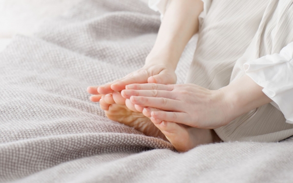 Vì sao tay chân thường lạnh vào mùa đông và cách khắc phục hiệu quả