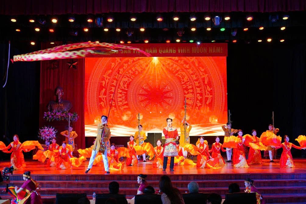 Lan tỏa giá trị nghệ thuật trẻ qua chương trình “Dấu Son” của Học viện Thanh thiếu niên Việt Nam Lan tỏa giá trị nghệ thuật trẻ qua chương trình “Dấu Son” của Học viện Thanh thiếu niên Việt Nam