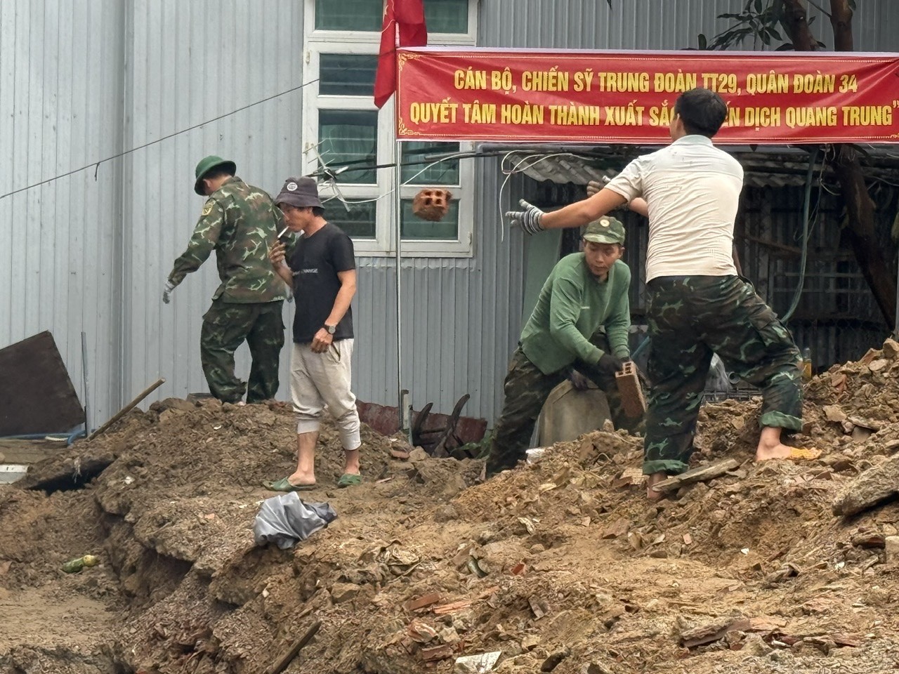 Gia Lai: Quân đoàn 34 ra quân “Chiến dịch Quang Trung” hỗ trợ người dân khắc phục thiên tai Gia Lai: Quân đoàn 34 ra quân “Chiến dịch Quang Trung” hỗ trợ người dân khắc phục thiên tai