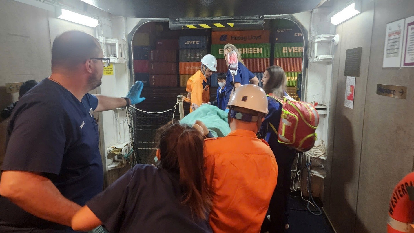 Kịp thời cứu nạn hành khách gặp tai nạn trên du thuyền quốc tế