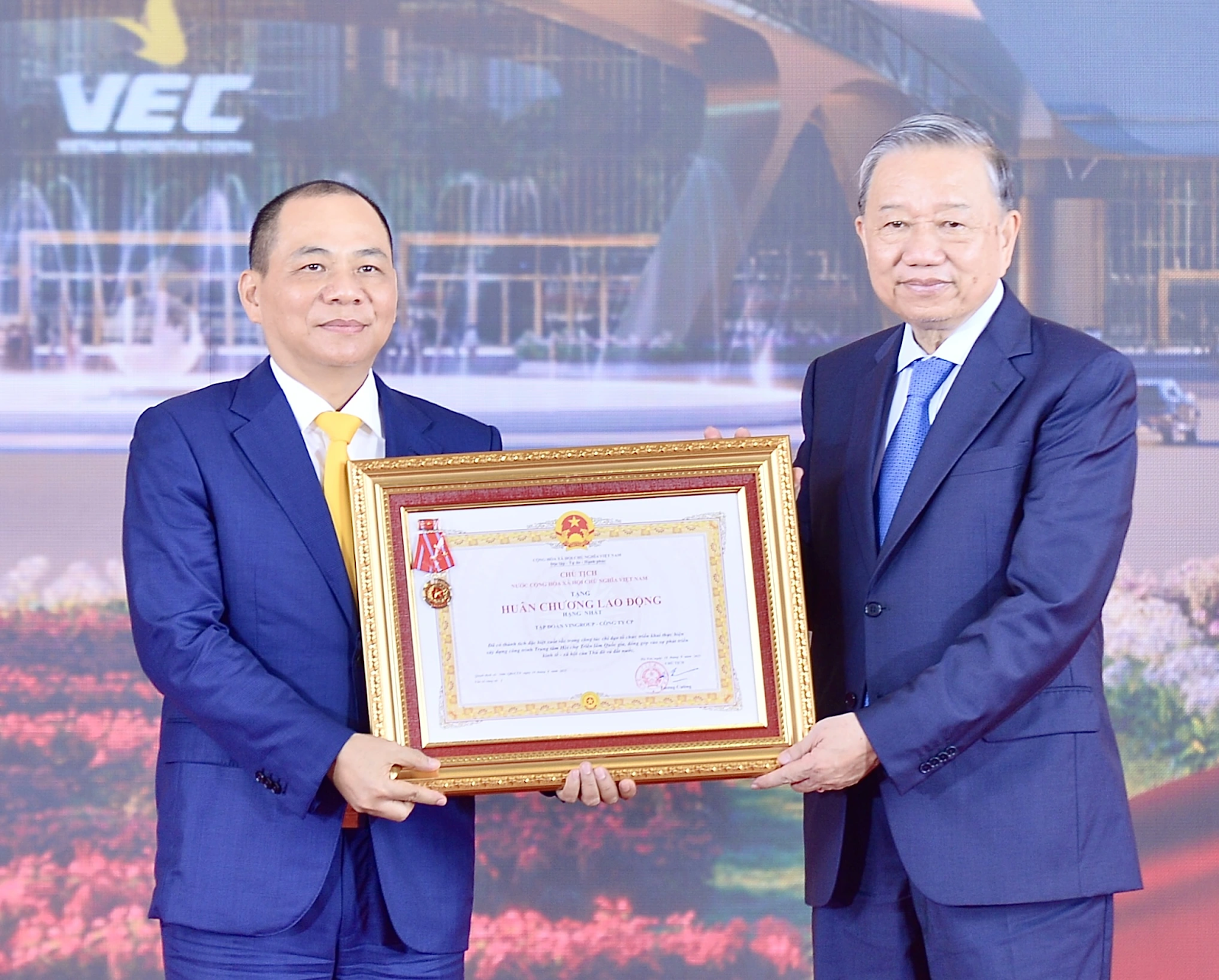 Tổng Bí thư Tô Lâm trao Huân chương Lao động hạng nhất tặng Tập đoàn Vingroup. Ảnh: Internet.