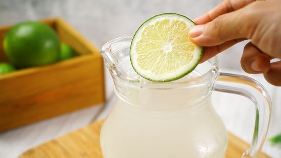 Uống nước chanh mỗi sáng: Thói quen tốt nếu làm đúng cách Uống nước chanh mỗi sáng: Thói quen tốt nếu làm đúng cách