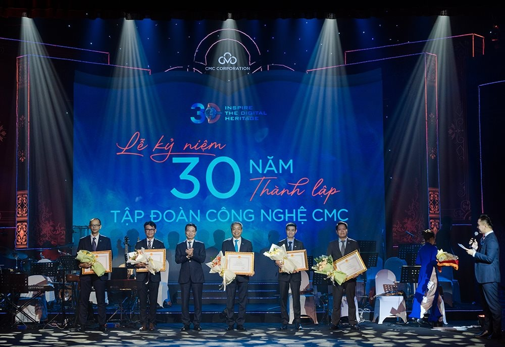 Bộ trưởng Nguyễn Mạnh Hùng trao tặng bằng khen cho tập thể và cá nhân CMC đã có thành tích xuất sắc đóng góp vào sự nghiệp xây dựng và phát triển ngành CNTT tại Việt Nam. Ảnh:Internet.
