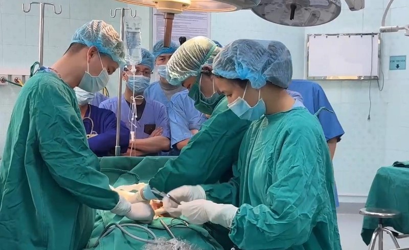 Bệnh viện Nhi Thanh Hóa làm chủ kỹ thuật đặt catheter lọc màng bụng điều trị suy thận mạn ở trẻ em