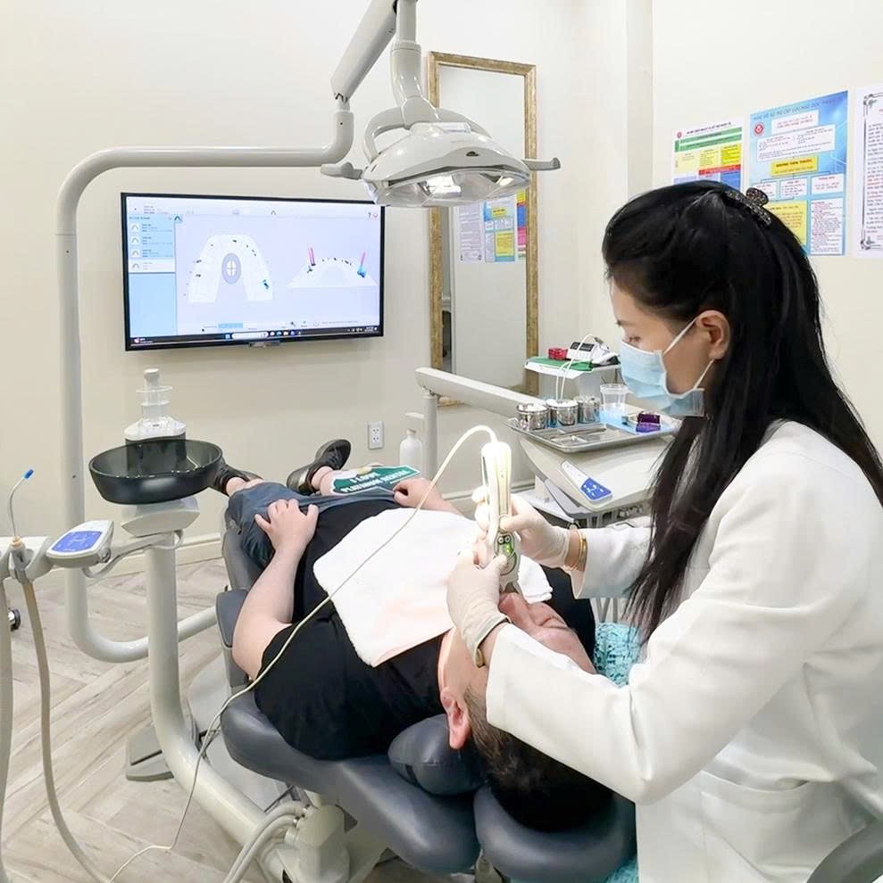 Bọc răng sứ: Chọn giá hay chọn bác sĩ? Nỗi băn khoăn của nhiều người Việt