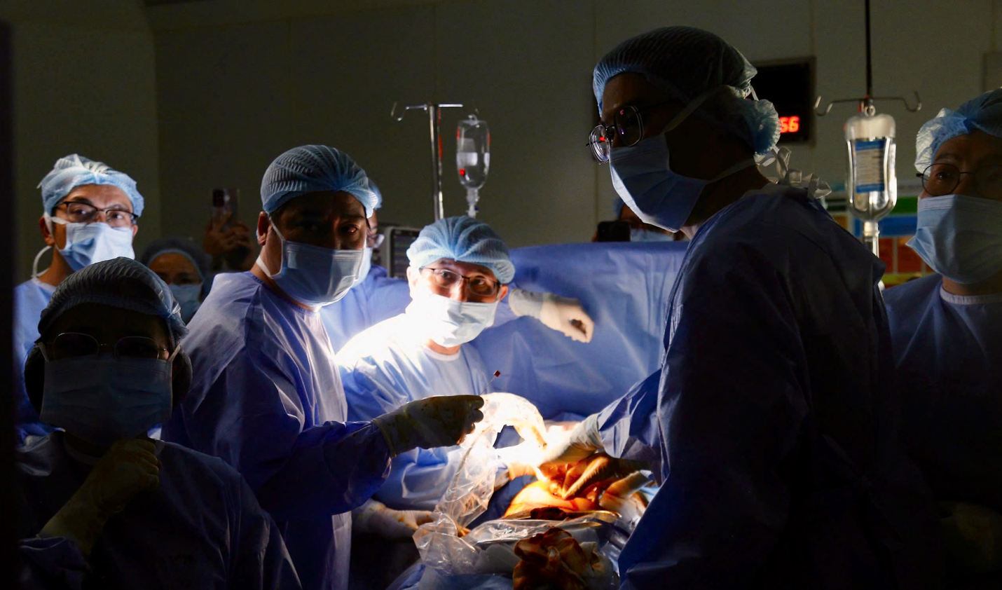 Kiểm tra sau can thiệp trên siêu âm cho thấy dòng máu qua van động mạch phổi được cải thiện rõ rệt, tim thai ổn định