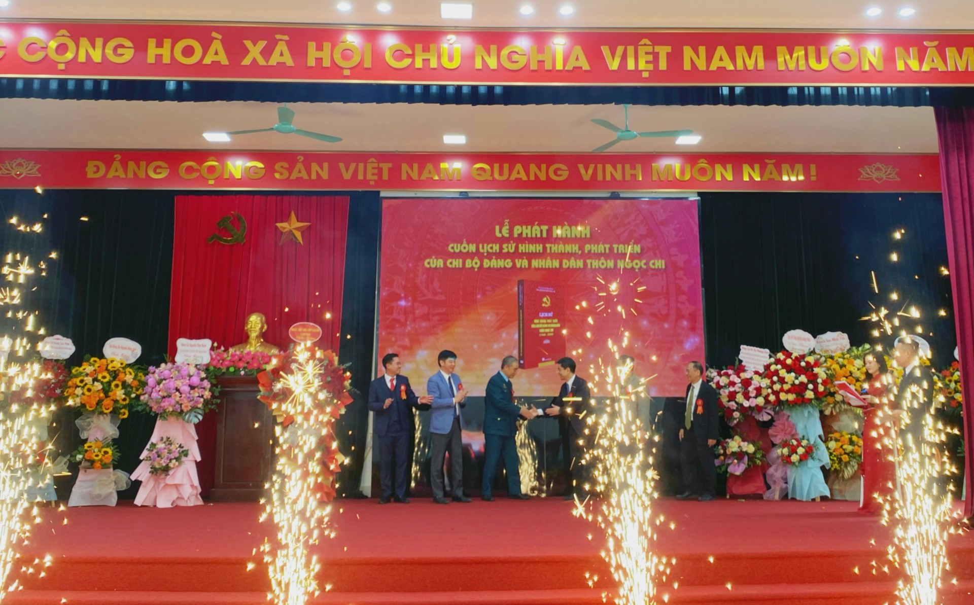 Phát hành cuốn “Lịch sử hình thành, phát triển của Chi bộ Đảng và Nhân dân thôn Ngọc Chi”