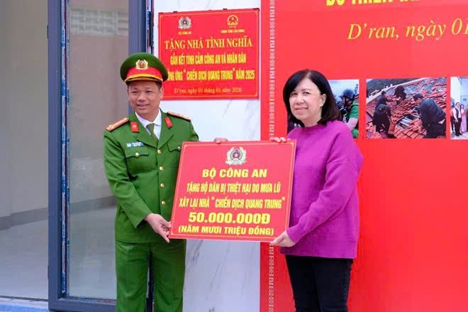 Lâm Đồng: 30 hộ dân vùng lũ được Bộ Công an trao hỗ trợ 1,5 tỉ đồng