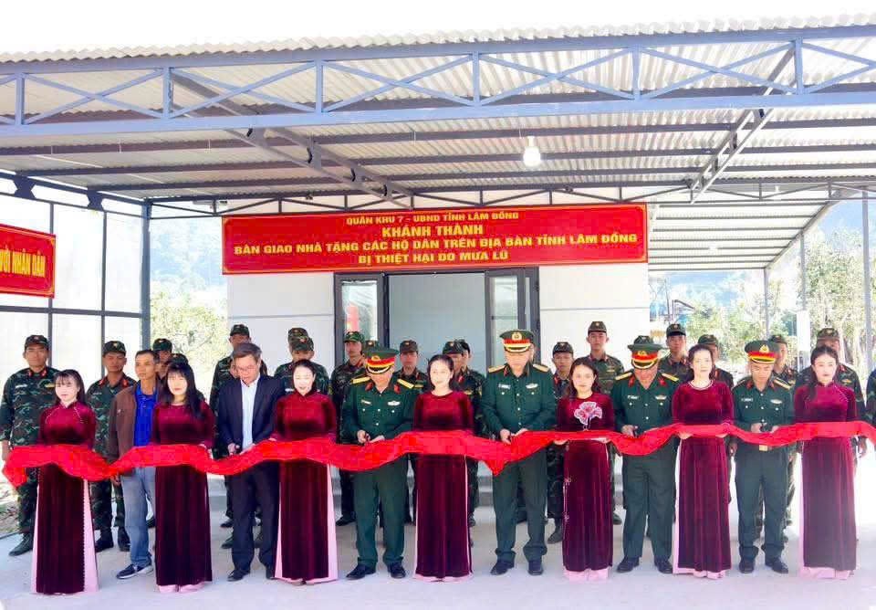 Lâm Đồng: 30 hộ dân vùng lũ được Bộ Công an trao hỗ trợ 1,5 tỉ đồng