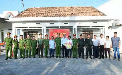 Lâm Đồng: 30 hộ dân vùng lũ được Bộ Công an trao hỗ trợ 1,5 tỉ đồng