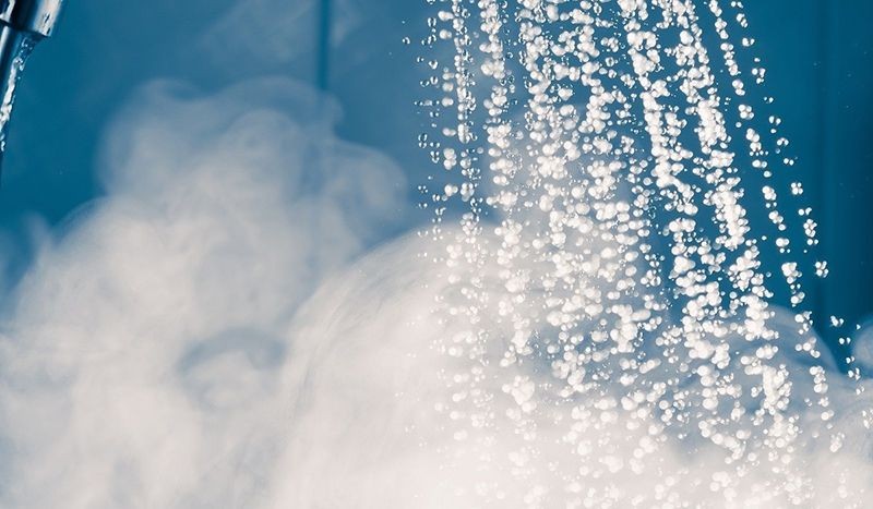 Có nên tắm nước nóng quá lâu trong mùa lạnh?