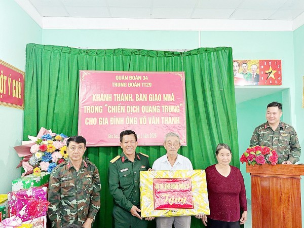 Vượt thời hạn đề ra, Trung đoàn Thông tin 29 bàn giao căn nhà thứ 3 cho người dân