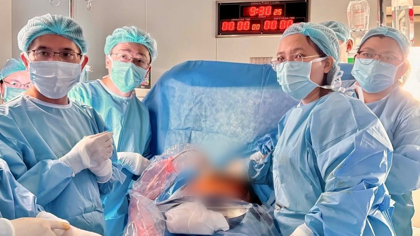 Ê-kíp bác sĩ thực hiện ca can thiệp tim bào thai lần thứ 13.