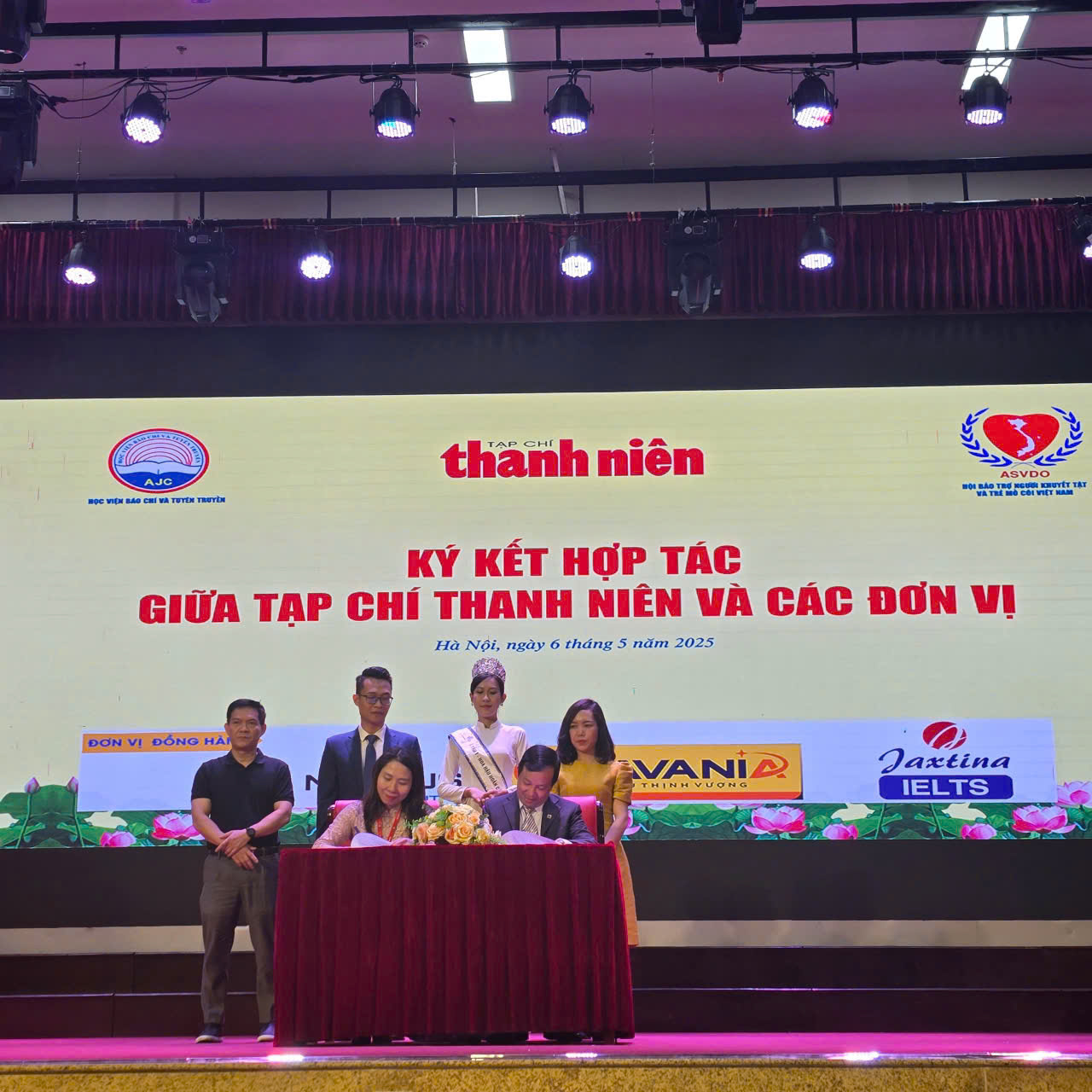 Chào năm mới 2026: Tạp chí Thanh niên cùng tuổi trẻ Việt Nam tự hào, vững tin theo Đảng  - Ảnh 12.