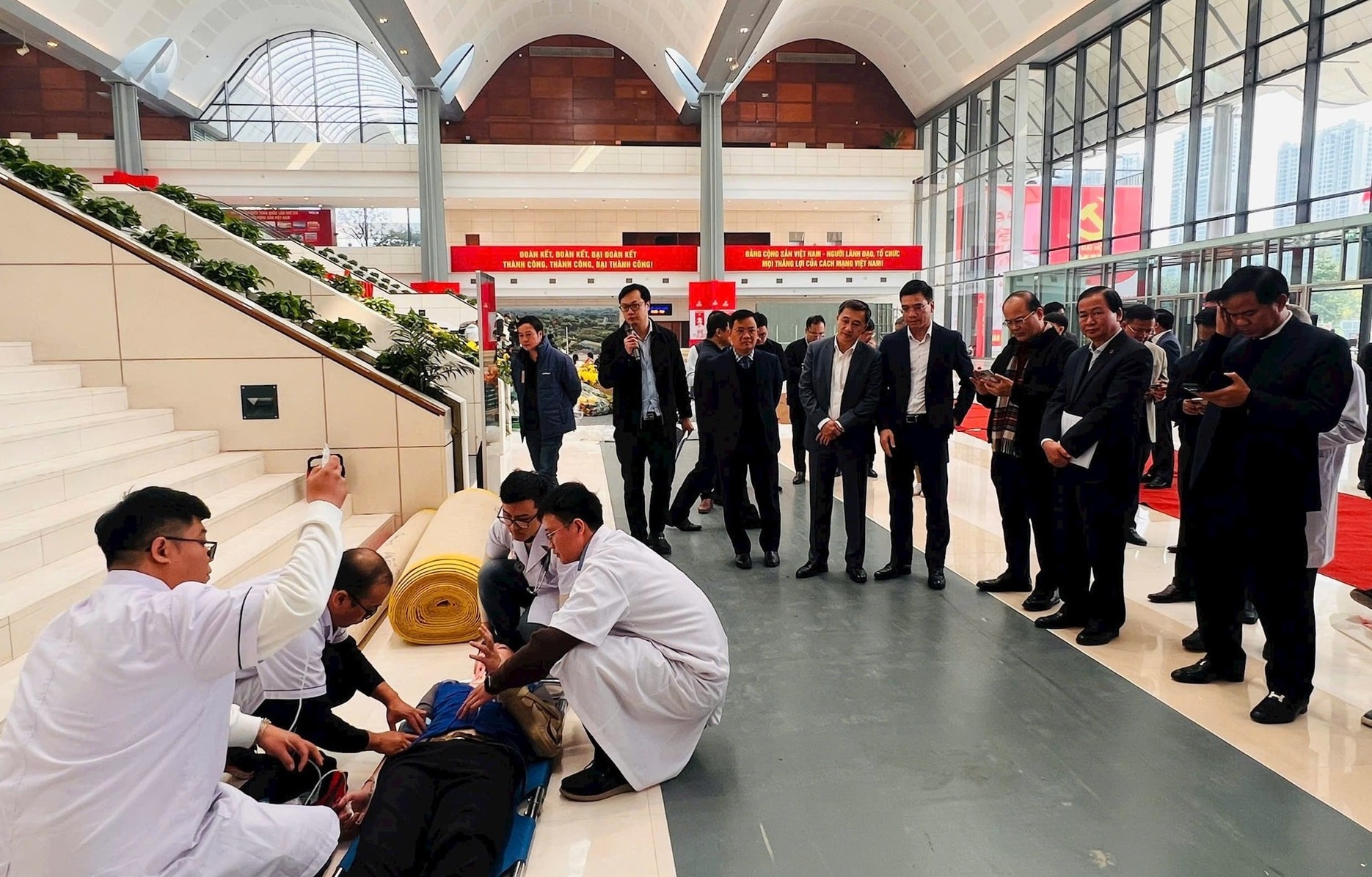 Hơn 300 cán bộ y tế phục vụ Đại hội lần thứ XIV của Đảng