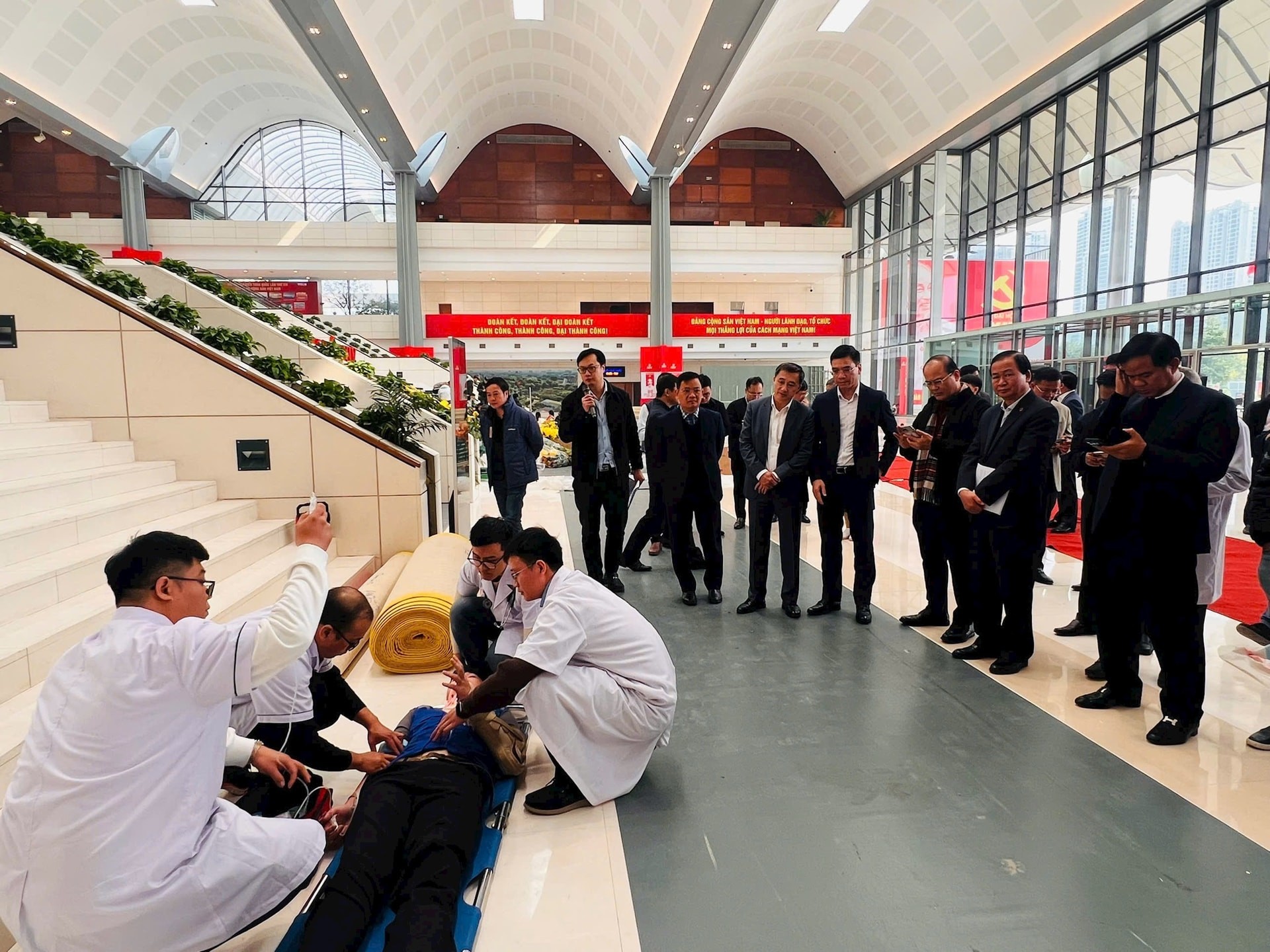 Hơn 300 cán bộ y tế phục vụ Đại hội lần thứ XIV của Đảng