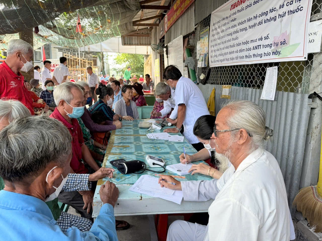 Chi hội Nam y tỉnh An Giang khám bệnh, phát thuốc miễn phí cho 200 người dân xã Thường Phước