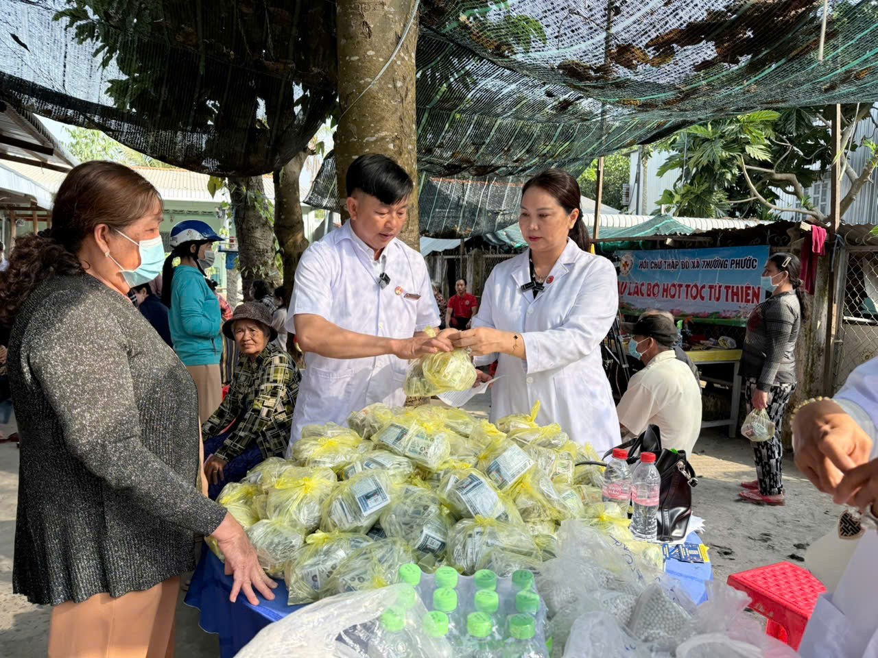 Chi hội Nam y tỉnh An Giang khám bệnh, phát thuốc miễn phí cho 200 người dân xã Thường Phước