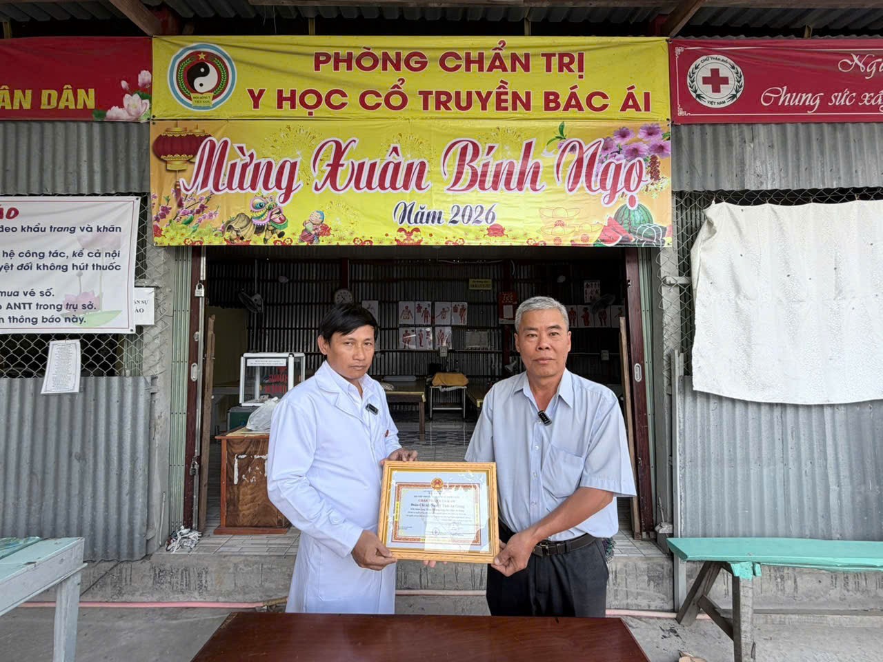 Chi hội Nam y tỉnh An Giang khám bệnh, phát thuốc miễn phí cho 200 người dân xã Thường Phước