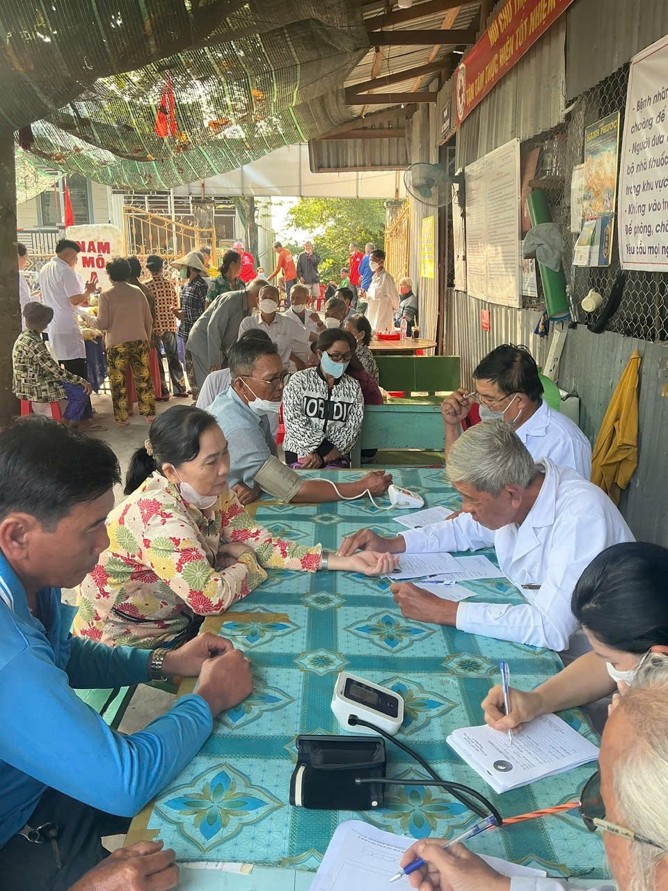 Chi hội Nam y tỉnh An Giang khám bệnh, phát thuốc miễn phí cho 200 người dân xã Thường Phước