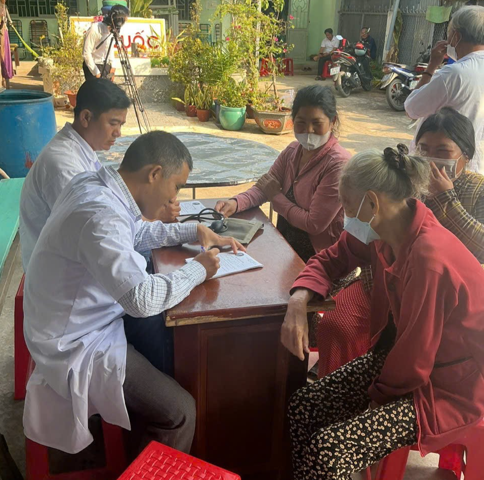 Chi hội Nam y tỉnh An Giang khám bệnh, phát thuốc miễn phí cho 200 người dân xã Thường Phước