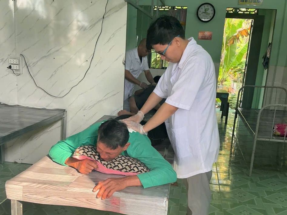 Chi hội Nam y tỉnh An Giang khám bệnh, phát thuốc miễn phí cho 200 người dân xã Thường Phước