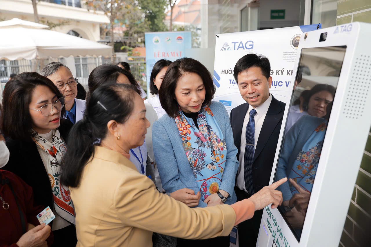 Phó Chủ tịch UBND thành phố Hà Nội Vũ Thu Hà thăm hỏi người dân đến khám bệnh tại Trạm Y tế phường Bồ Đề.