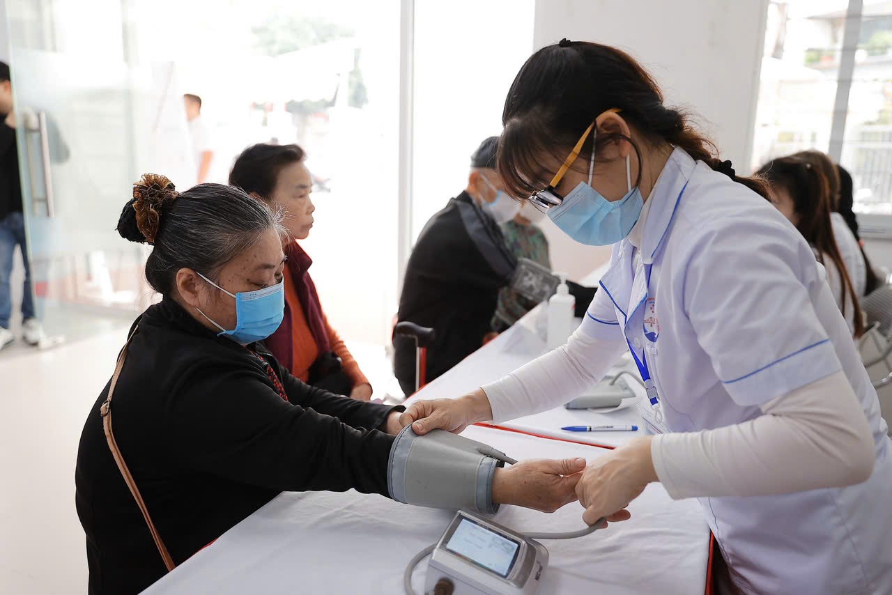 Người dân được thụ hưởng 'trạm y tế 4.0' tại cơ sở.