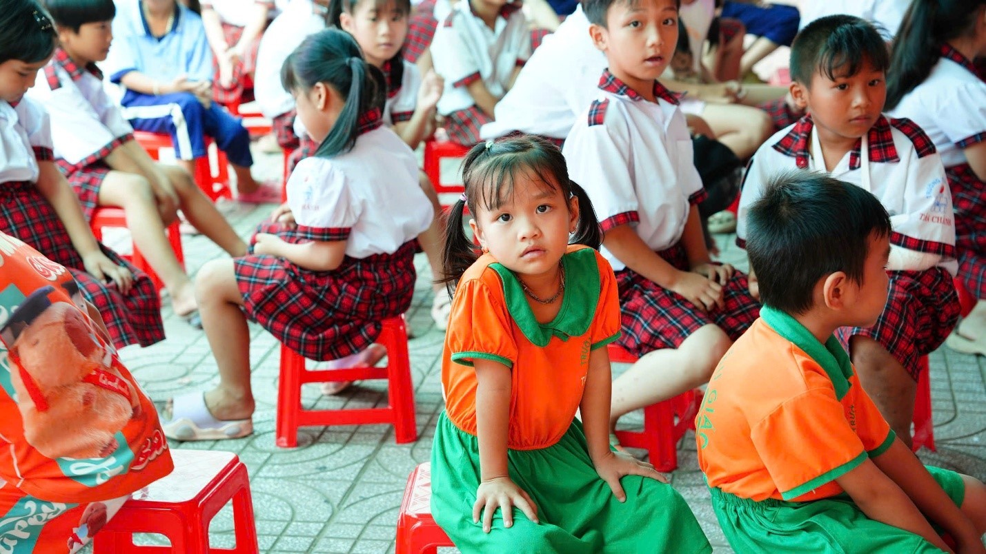 Những món quà xuân ấm áp đến với học sinh nghèo vượt khó tại Cần Đước